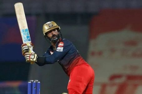 Dinesh Karthik reprimanded for breaching IPL code of conduct during Eliminator